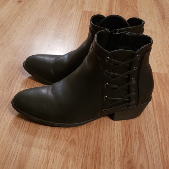 Shoes - Short black booties